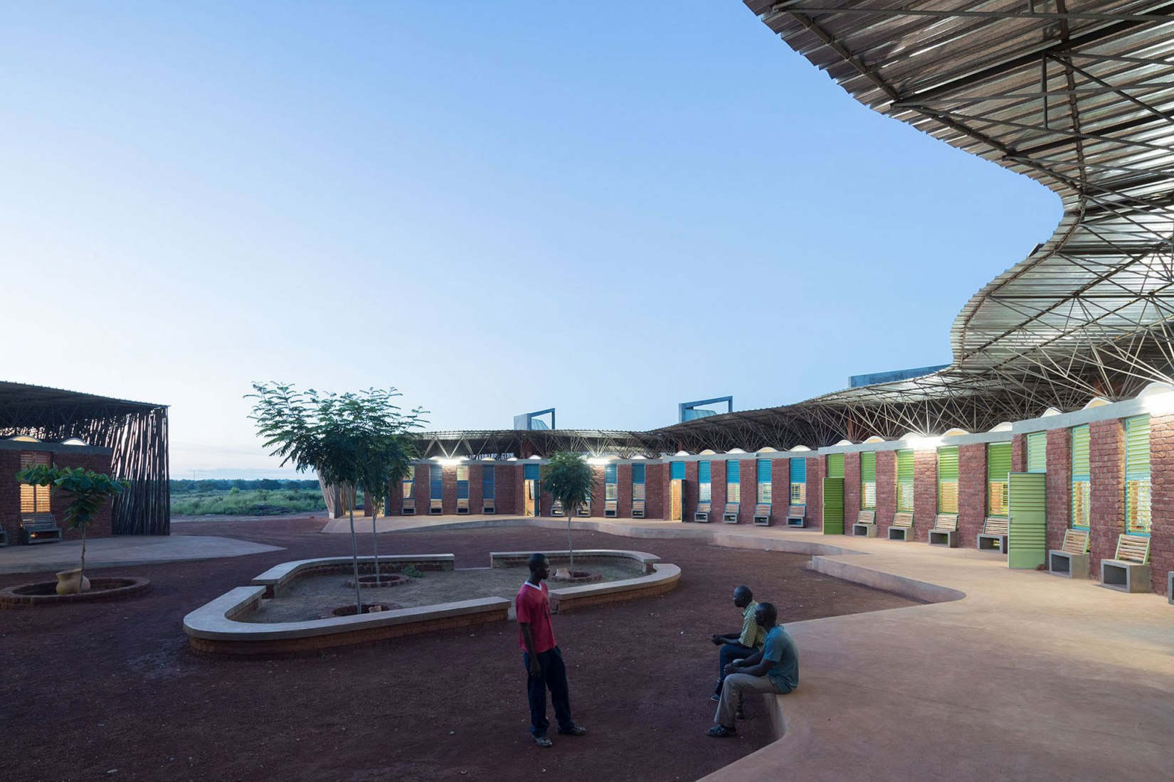 Escuela secundaria Lycée Schorge por Kéré Architecture. Fotografía © Francis Kérérge Secondary School by Francis Kéré. Photograph © Francis Kéré