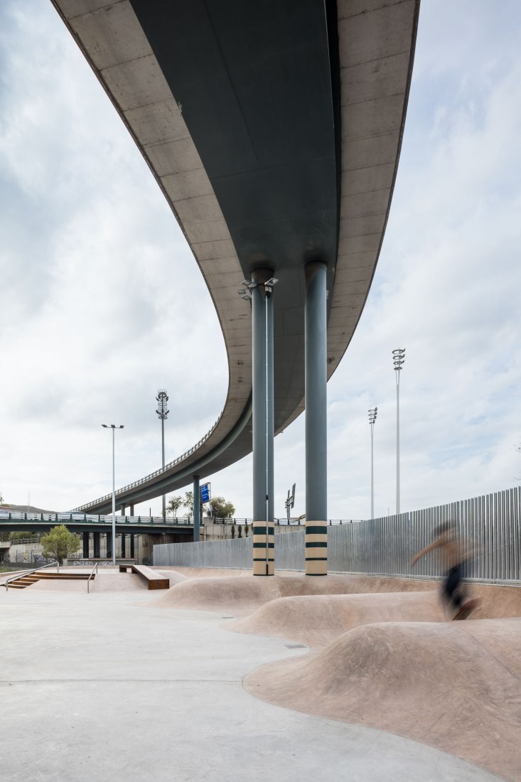 Vista de conjunto. SCOB: Skate Park en Baró de Viver, Barcelona. Fotografía por ®Adria_Goula