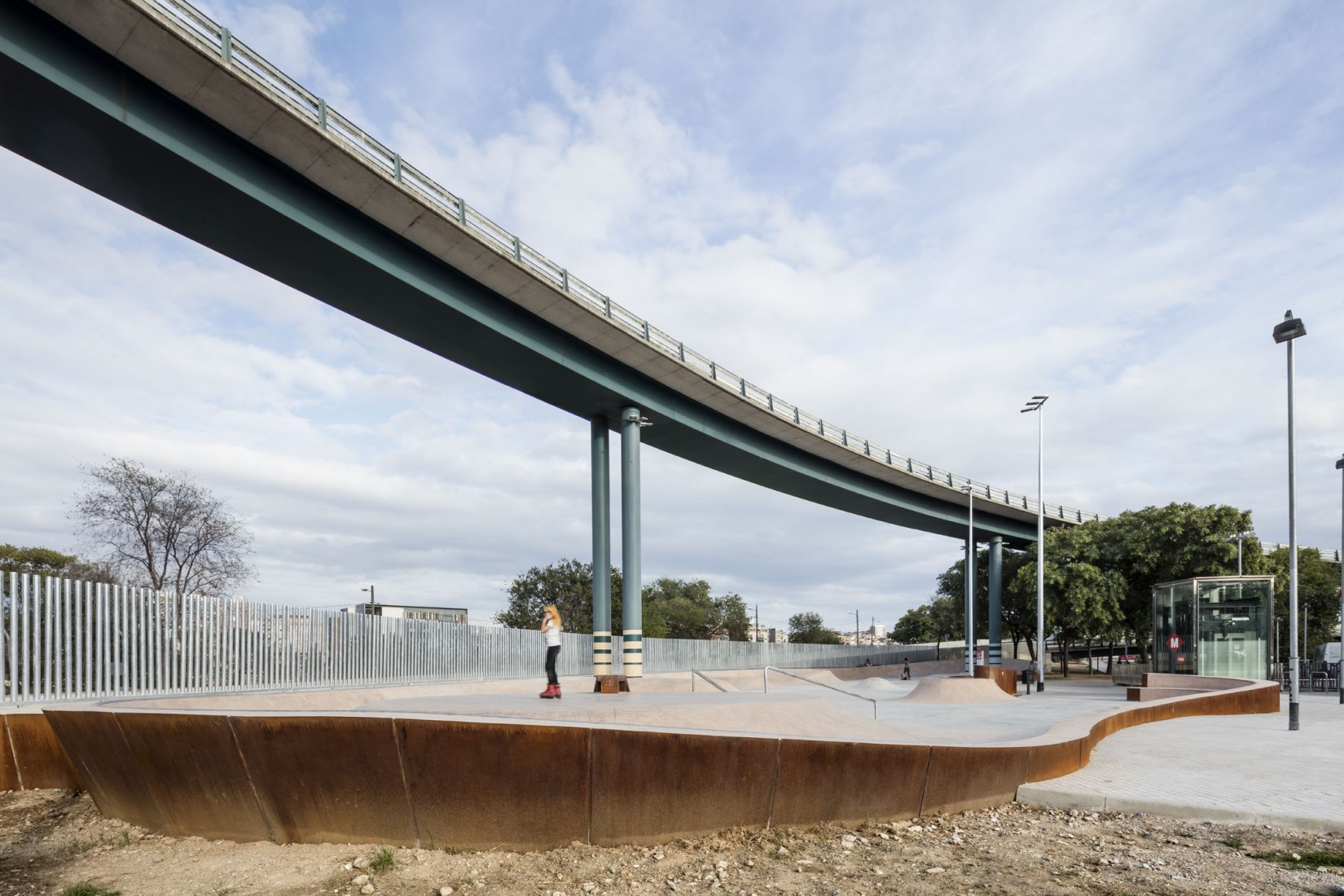Vista de conjunto. SCOB: Skate Park en Baró de Viver, Barcelona. Fotografía por ®Adria_Goula