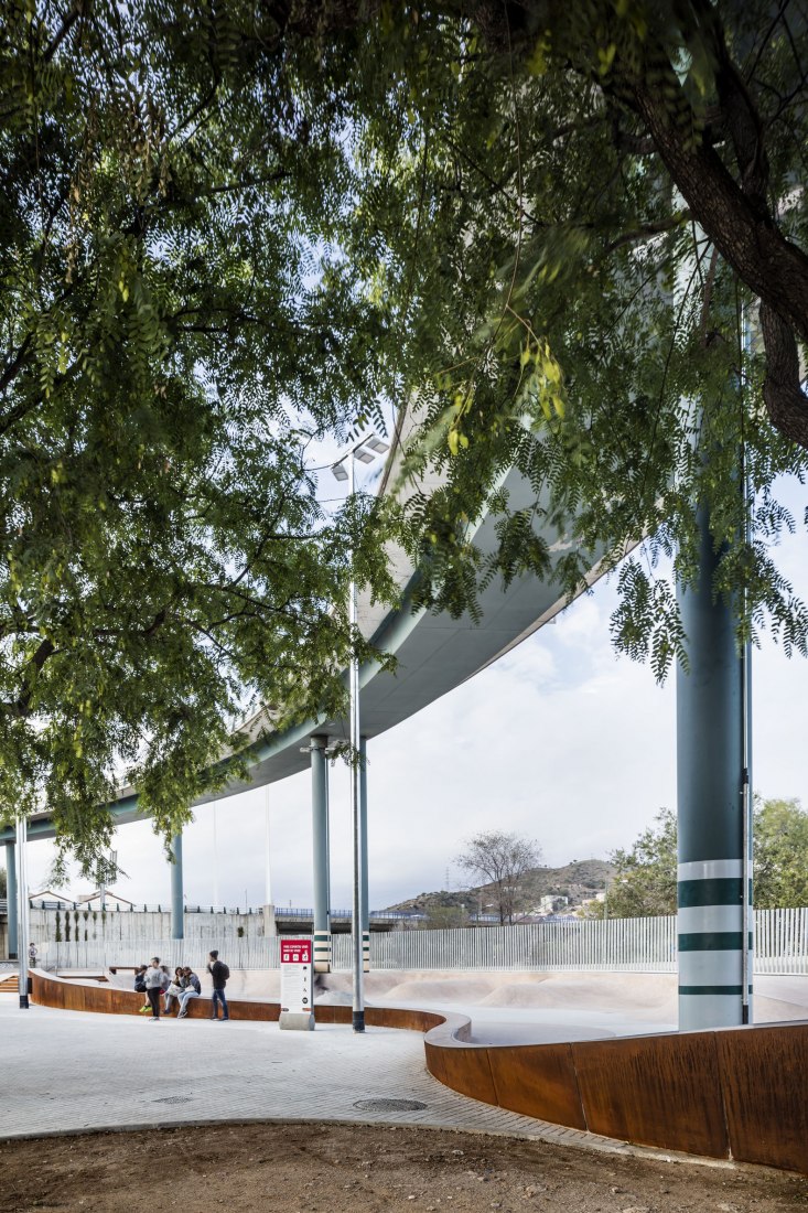 Vista de conjunto. SCOB: Skate Park en Baró de Viver, Barcelona. Fotografía por ®Adria_Goula