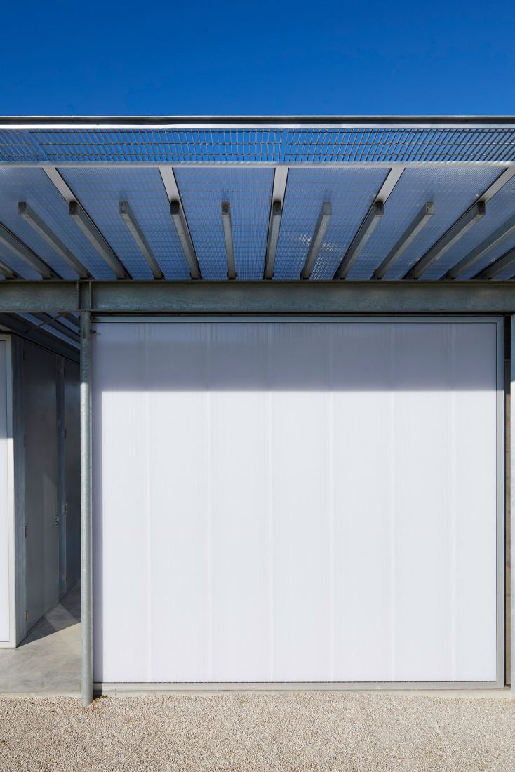 Cabaña en las rocas por Sean Godsell Architects. Fotografía por Earl Carter.