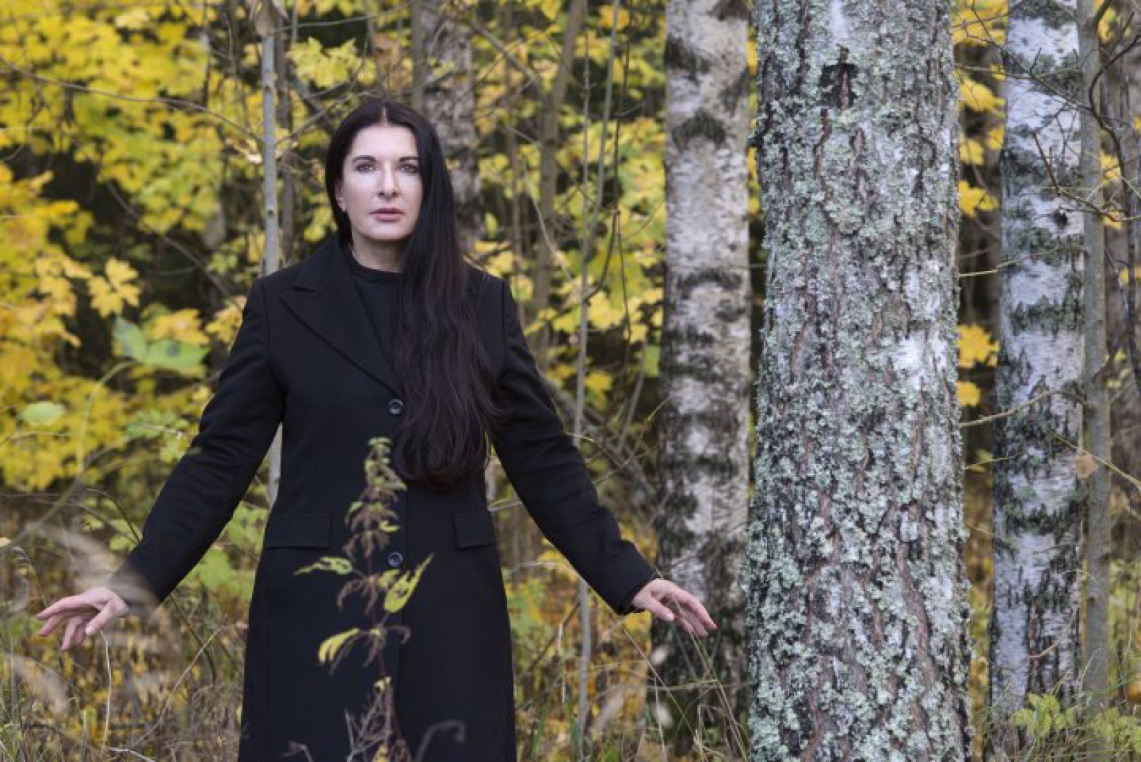 Marina Abramović Marina con abrigo negro en el bosque. Retrato de Marina Abramović © Knut Bry y Ekebergeparken Oslo, 2013.