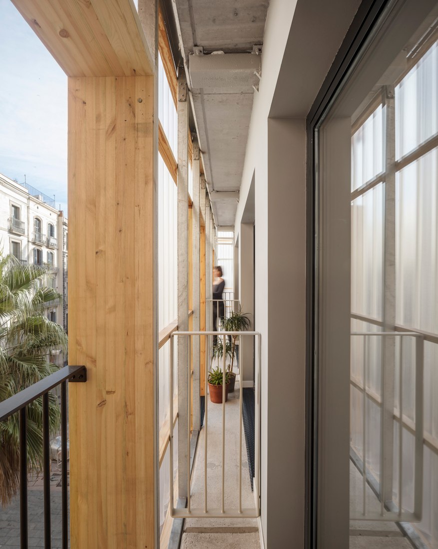 APROP (Alojamientos de proximidad provisionales) por Straddle3 + Eulia Arkitektura + Yaiza Terré. Fotografía por Adrià Goula