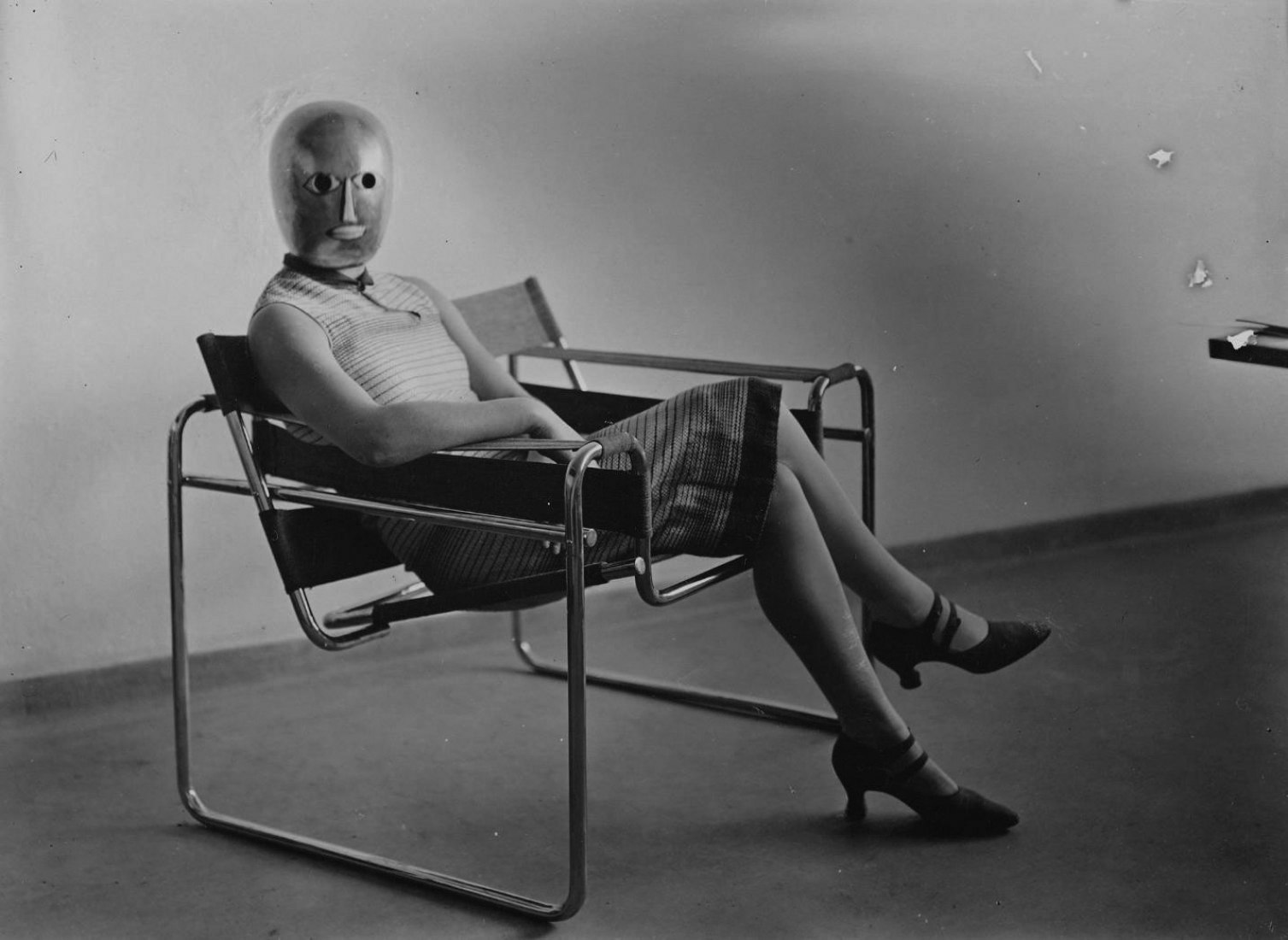 Woman on club chair B3 from Marcel Breuer, mask from Oskar Schlemmer, dress from Lis Beyer Foto: Erich Consemüller, about 1927. Photograph Erich Consemüller. © Klassik Stiftung Weimar/ © Stephan Consemüller