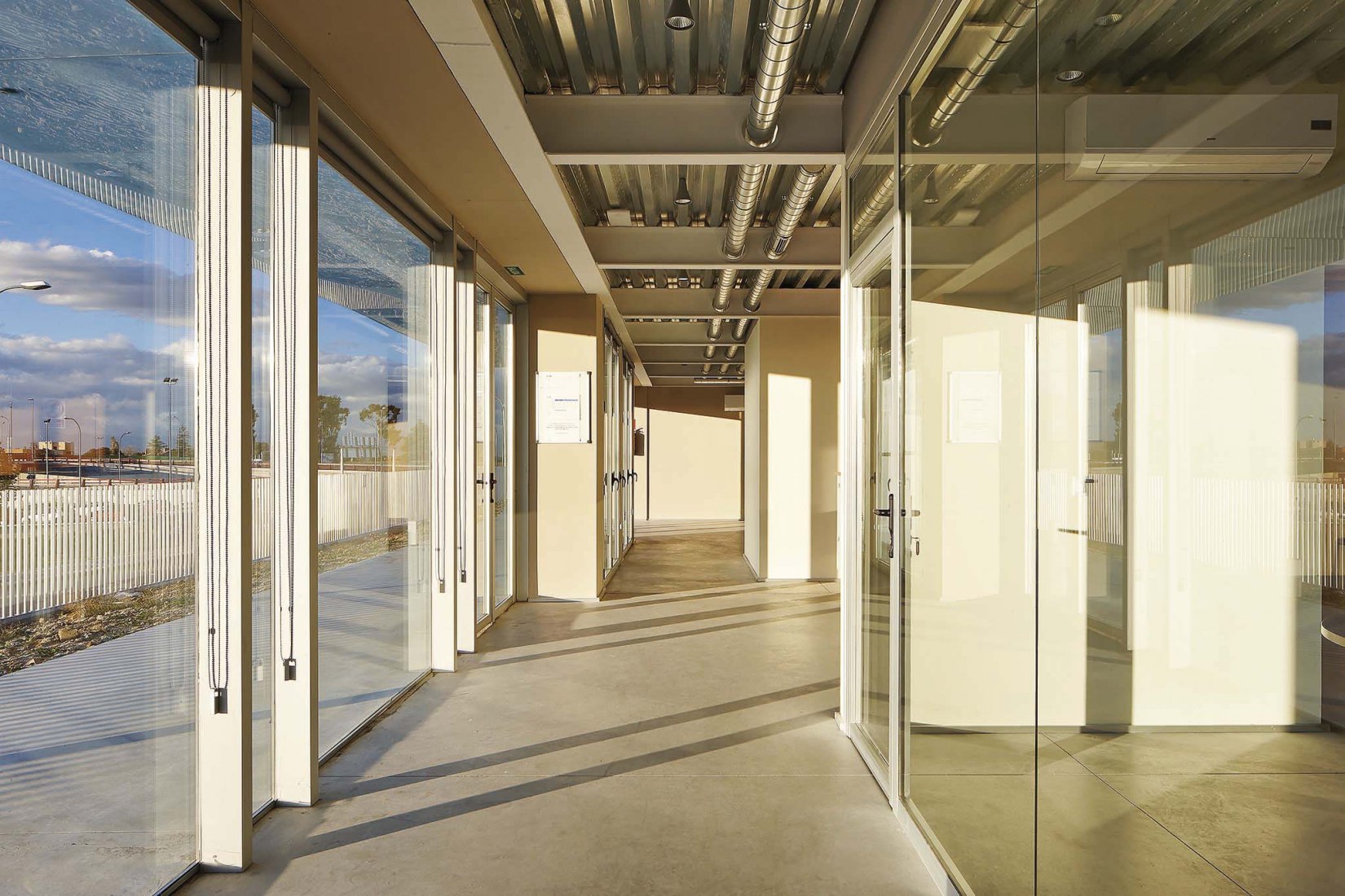 Edificio de inspección técnica de vehículos por Sau Taller d’Arquitectura. Fotografía por José Hevia.