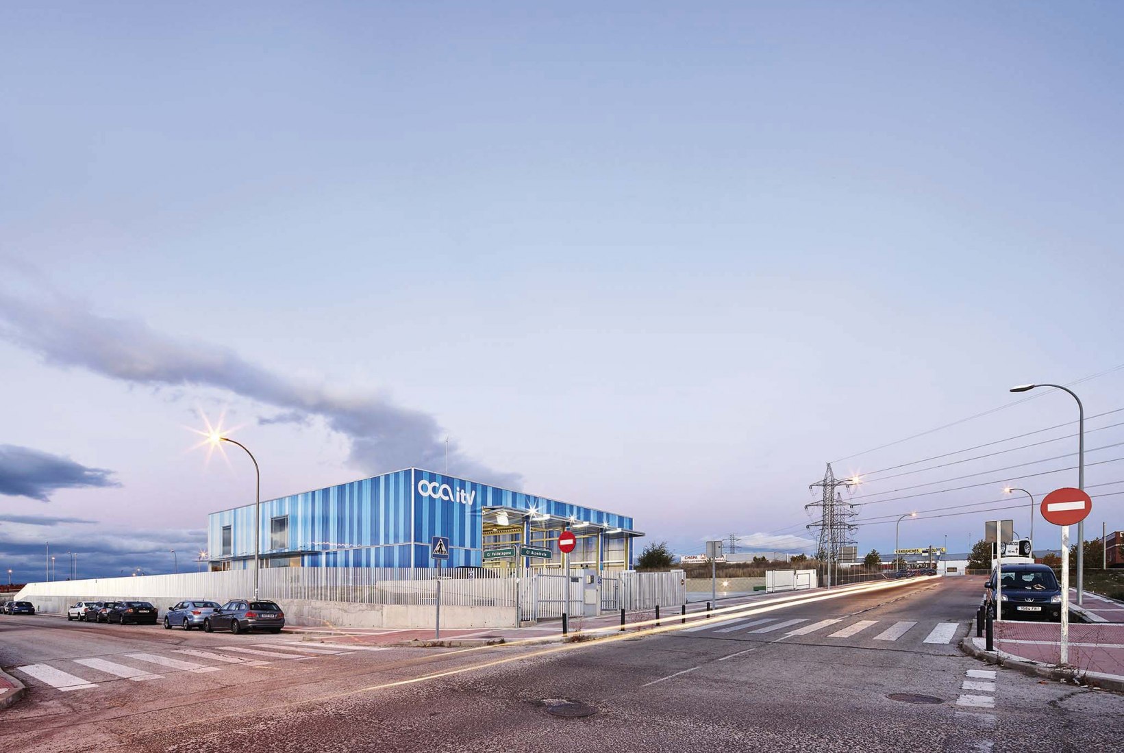Edificio de inspección técnica de vehículos por Sau Taller d’Arquitectura. Fotografía por José Hevia.