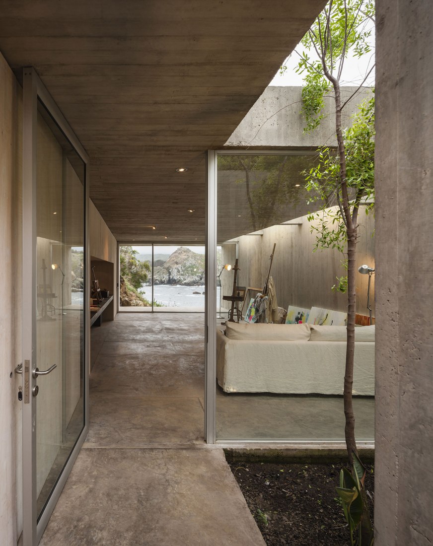 Interior of the painting studio by Felipe Assadi. Photograph © Fernando Alda