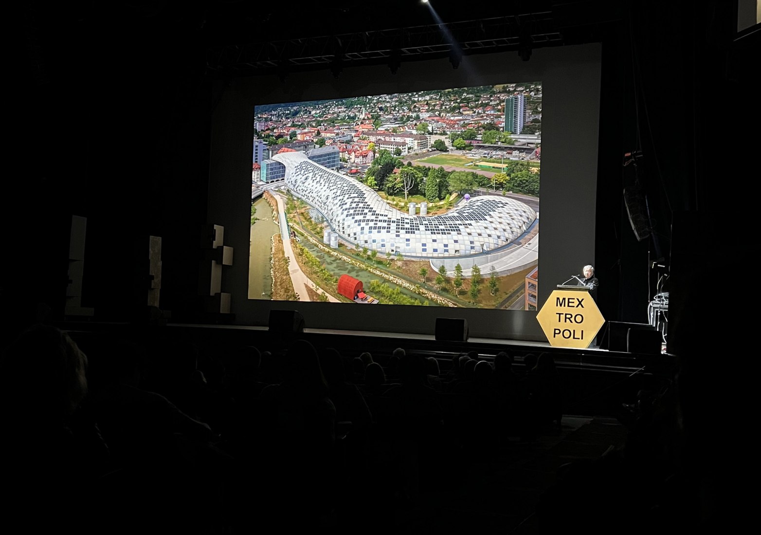 Shigeru Ban. Metropolitan Theatre. MEXTRÓPOLI and, with it, to the XII Ibero-American Biennial of Architecture and Urbanism (BIAU).