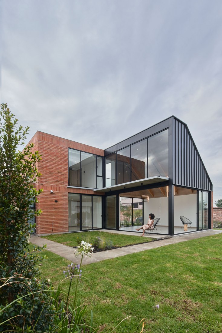 Casa Entre Jardines por TEC Taller EC. Fotografía por Paolo Caicedo.
