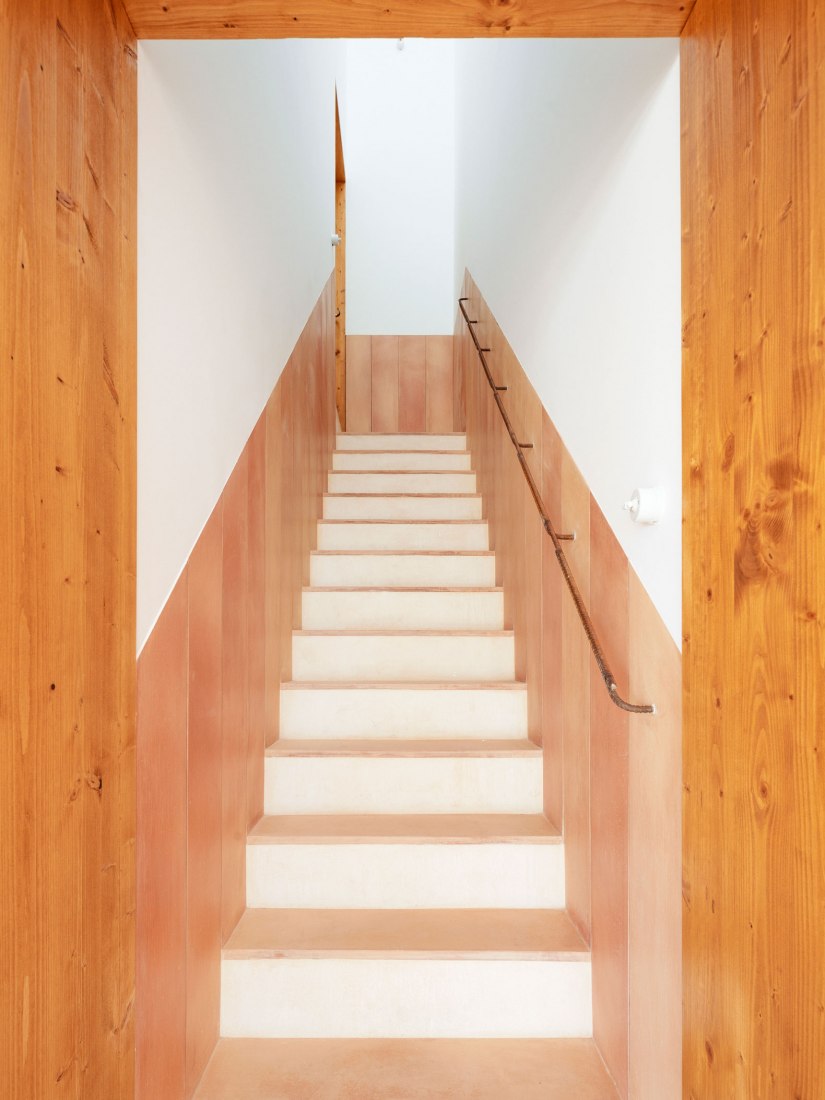 Staircase. Winner of the FAD Interior Design Award 2018. Can Picafort by TEd’A arquitectes. Photograph by Luis Díaz Díaz