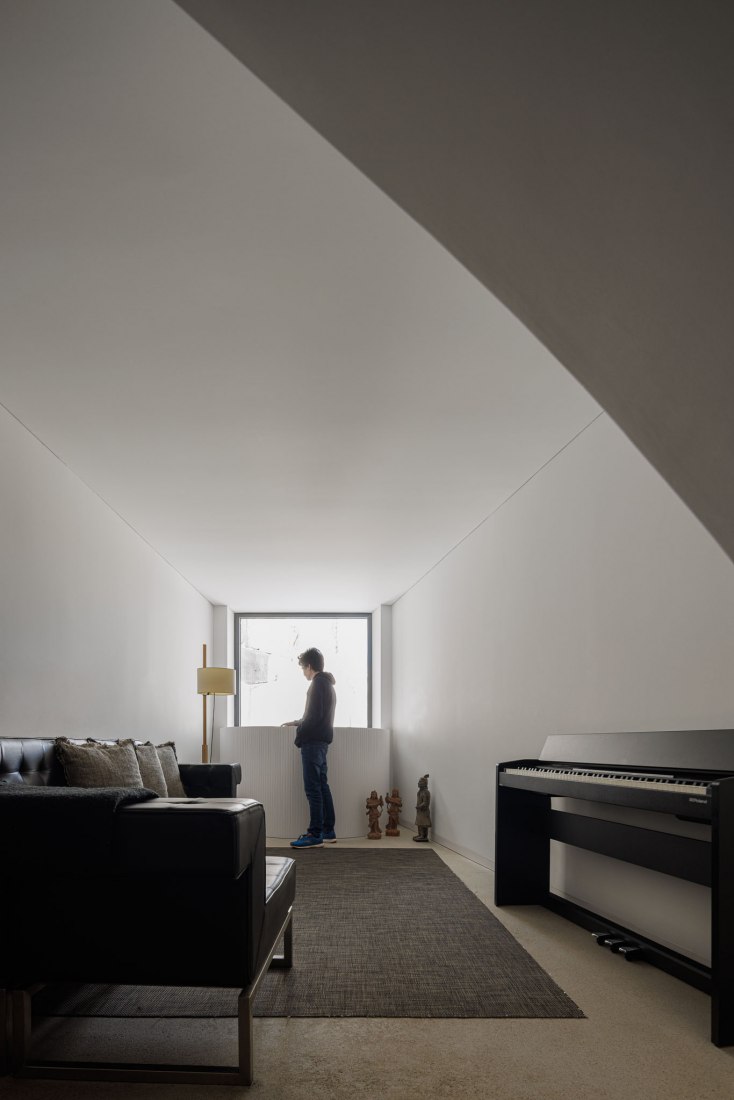 Casa Vertical por Tsou Arquitectos. Fotografía por Ivo Tavares Studio.