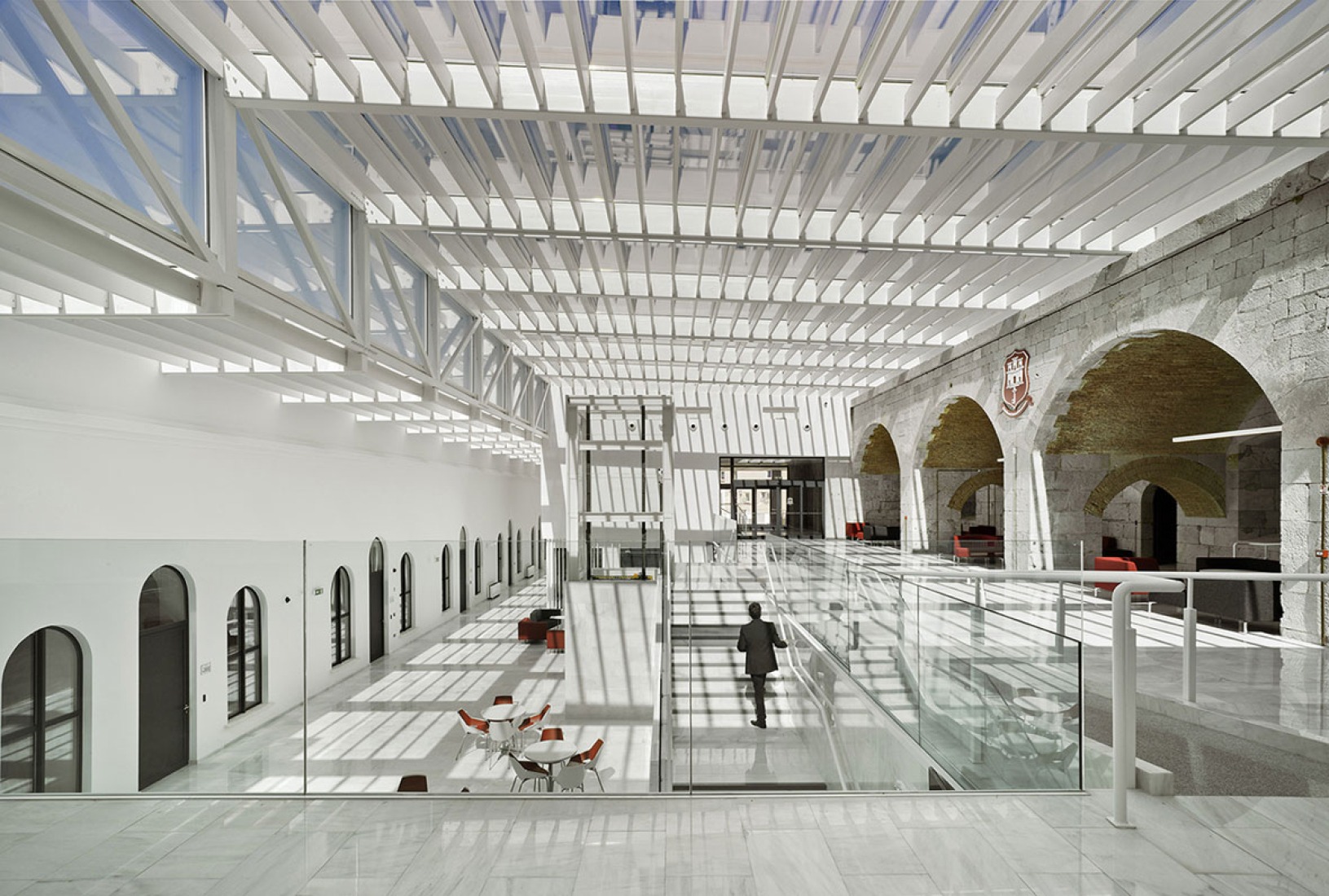 Atrio. Universidad de Gibraltar por Xavier Ozores. Fotografía © David Frutos. Señala encima de la imagen para verla más grande.