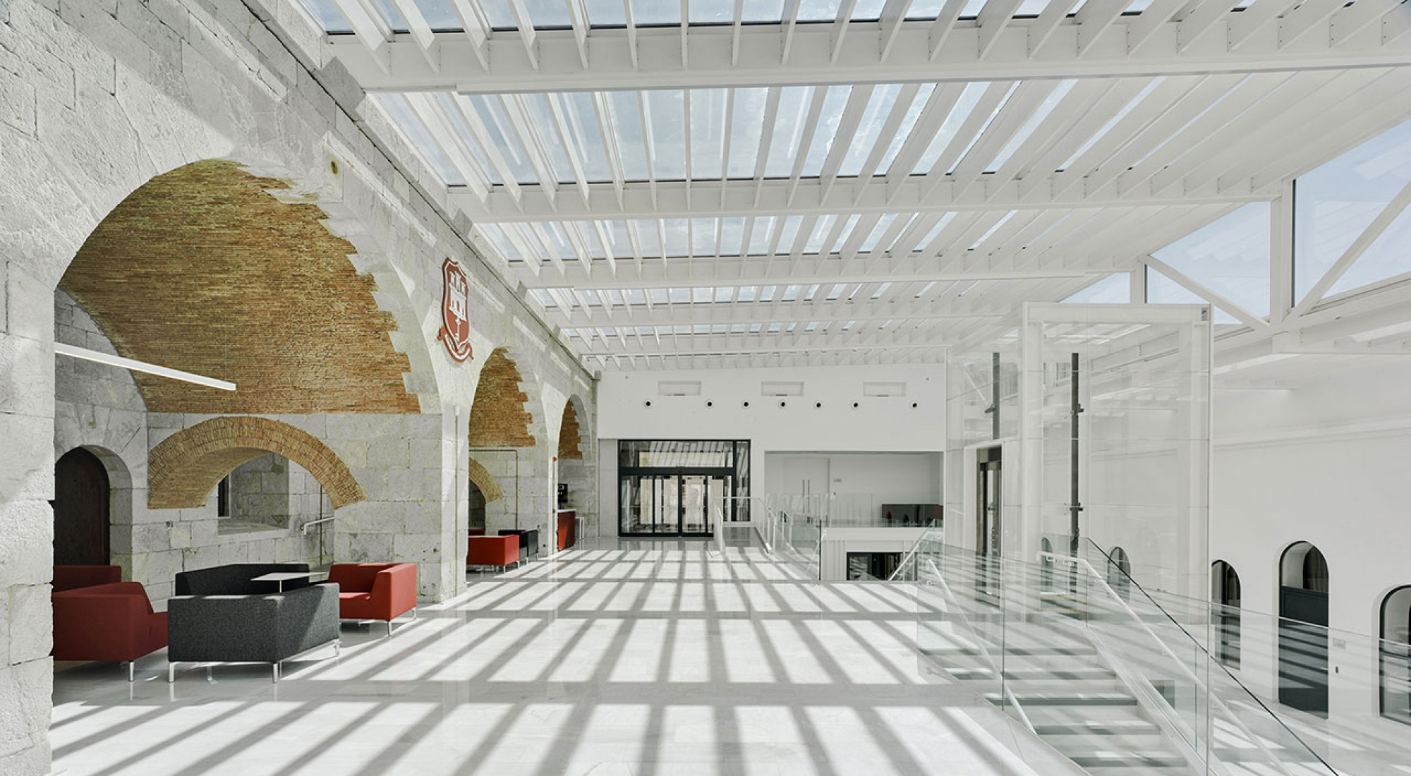 Atrio. Universidad de Gibraltar por Xavier Ozores. Fotografía © David Frutos. Señala encima de la imagen para verla más grande.