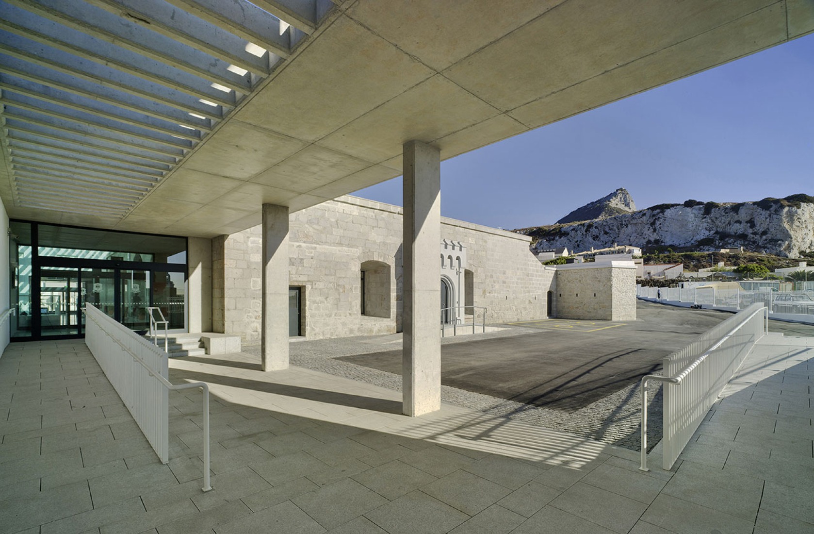 Acceso. Universidad de Gibraltar por Xavier Ozores. Fotografía © David Frutos. Señala encima de la imagen para verla más grande.