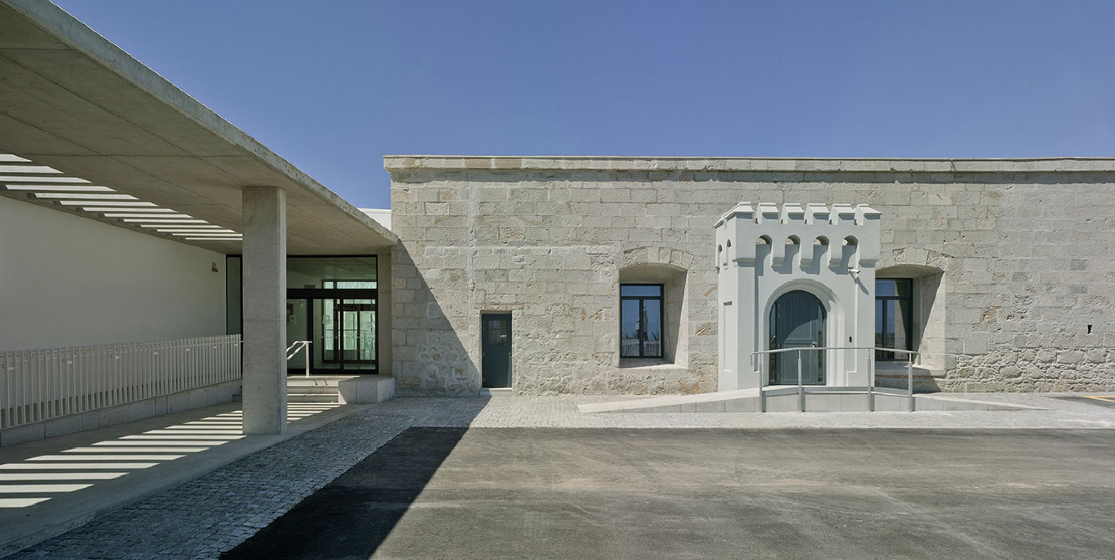 Acceso. Universidad de Gibraltar por Xavier Ozores. Fotografía © David Frutos. Señala encima de la imagen para verla más grande.