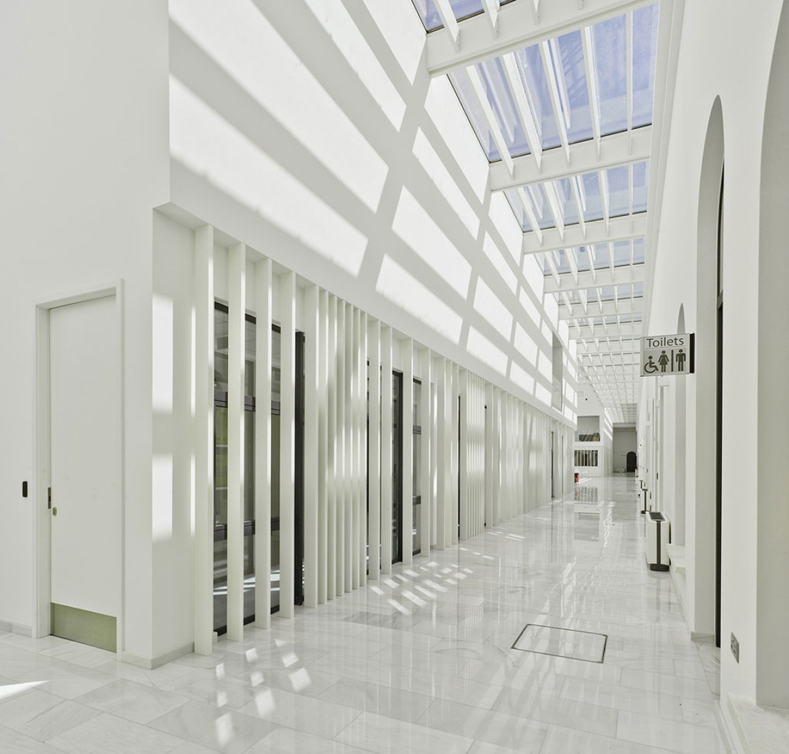 Atrio. Universidad de Gibraltar por Xavier Ozores. Fotografía © David Frutos. Señala encima de la imagen para verla más grande.