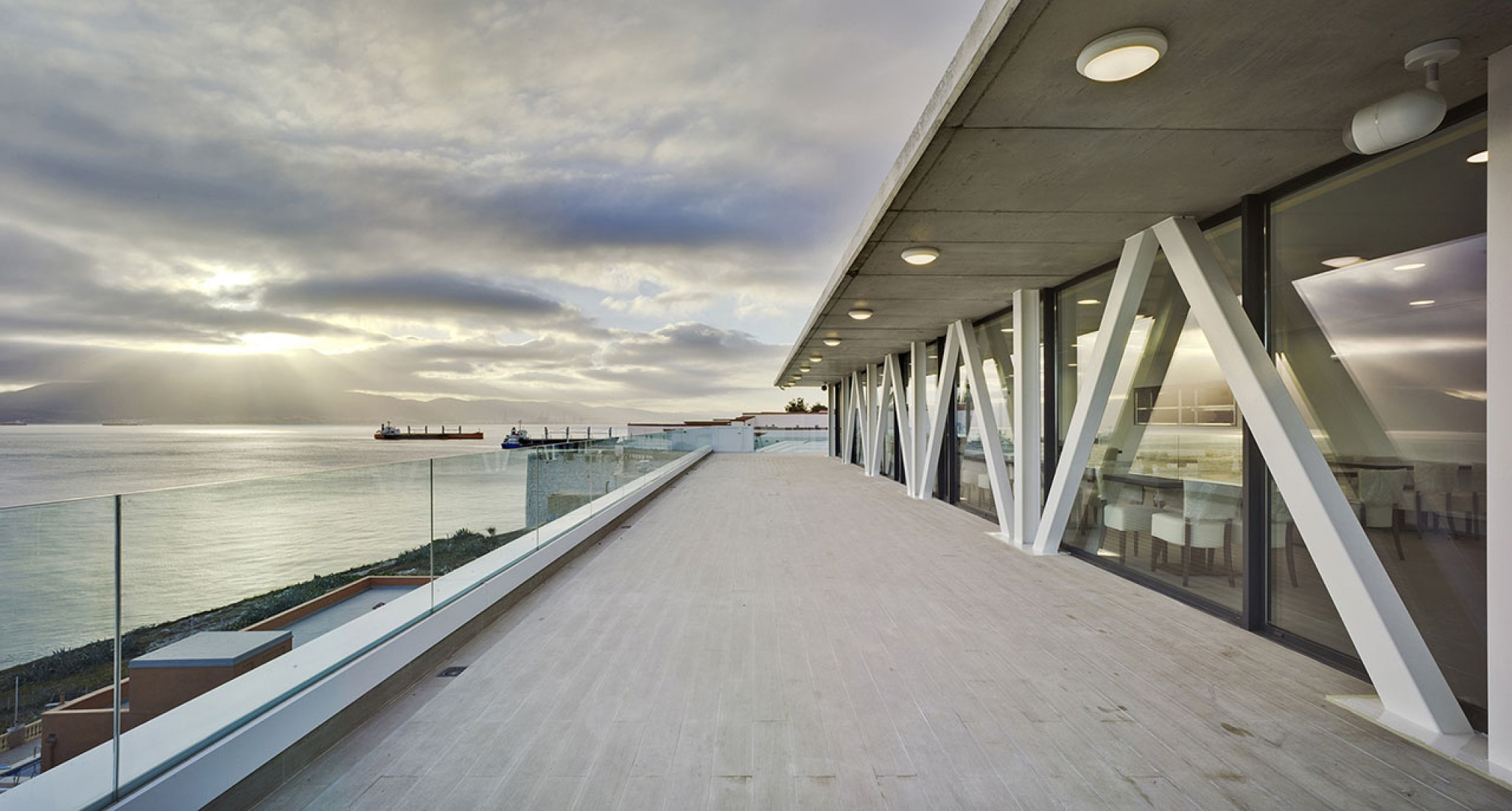 Exterior del restaurante. Universidad de Gibraltar por Xavier Ozores. Fotografía © David Frutos. Señala encima de la imagen para verla más grande.