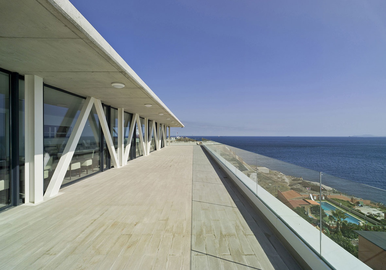 Exterior del restaurante. Universidad de Gibraltar por Xavier Ozores. Fotografía © David Frutos. Señala encima de la imagen para verla más grande.