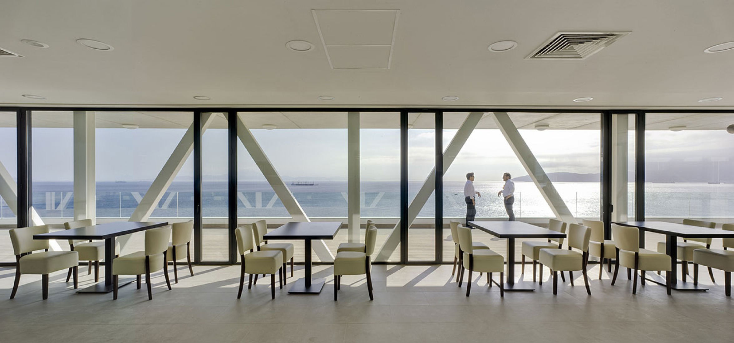 Interior del restaurante. Universidad de Gibraltar por Xavier Ozores. Fotografía © David Frutos. Señala encima de la imagen para verla más grande.