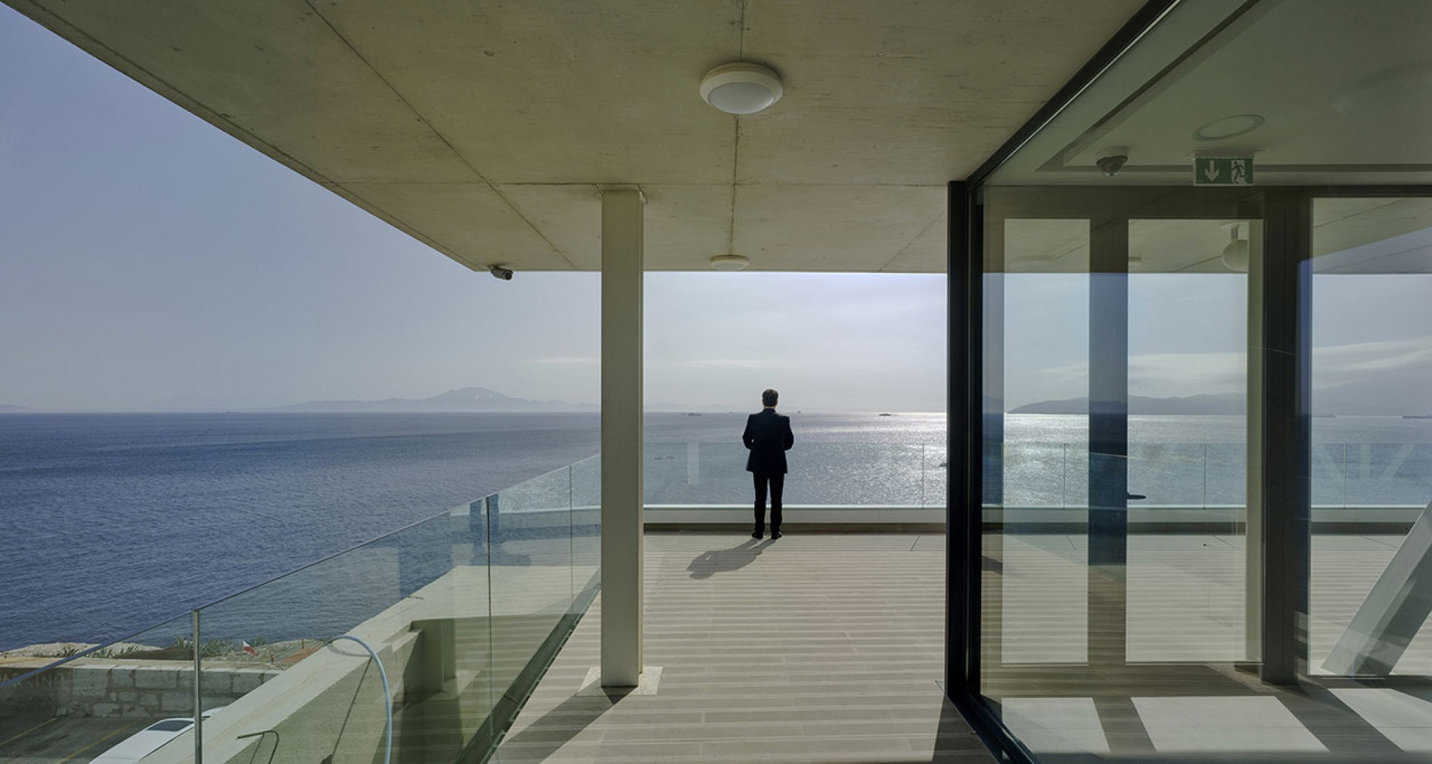Exterior del restaurante. Universidad de Gibraltar por Xavier Ozores. Fotografía © David Frutos. Señala encima de la imagen para verla más grande.