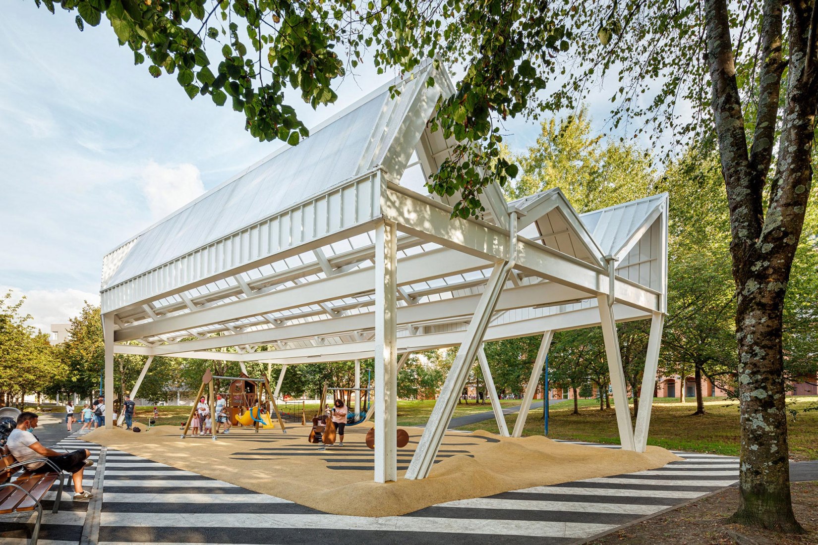 Cubierta y reordenamiento del parque Antziola Berri por VAUMM arquitectura. Fotografía por Aitor Estévez