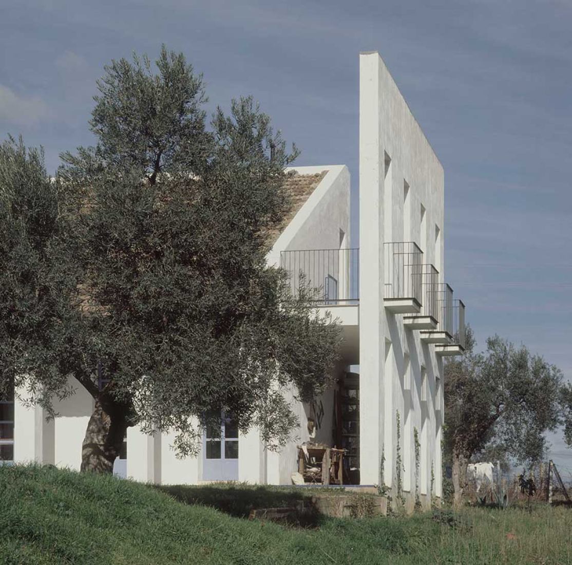 House and studio for the painter Rolando by Guillermo Vázquez Consuegra. Photography by Lluís Casals.