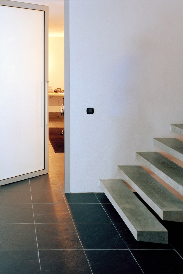 Escalera. Vista interior de Villa van Zanten. Imagen cortesía de © Wiel Arets Architects.