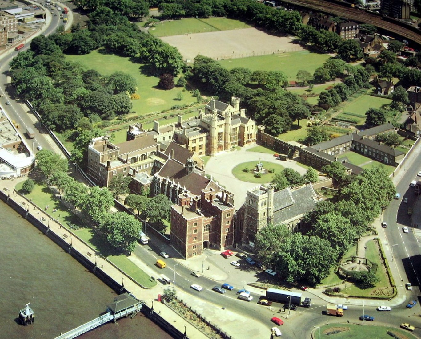 Foto aérea del sitio. Lambeth Palace Library por Wright & Wright Architects