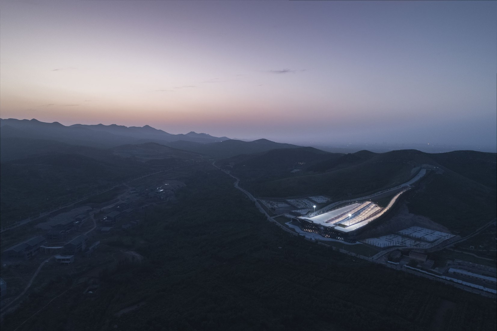 Vista general. La silueta de la montaña de Yunmen por ATAH. Fotografía por Feng Shao