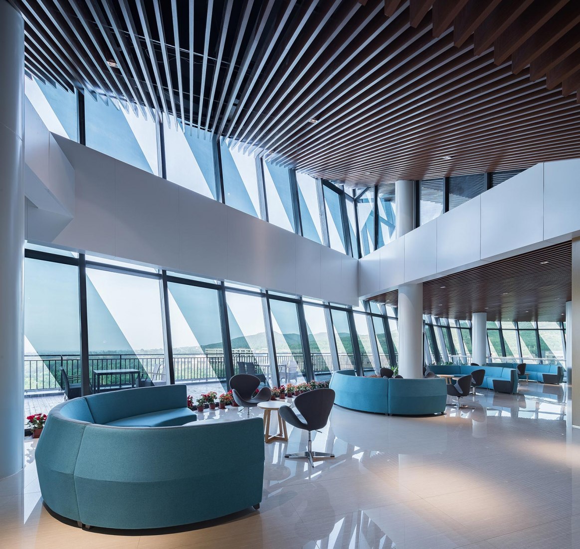 Instalaciones interiores. La silueta de la montaña de Yunmen por ATAH. Fotografía por Feng Shao