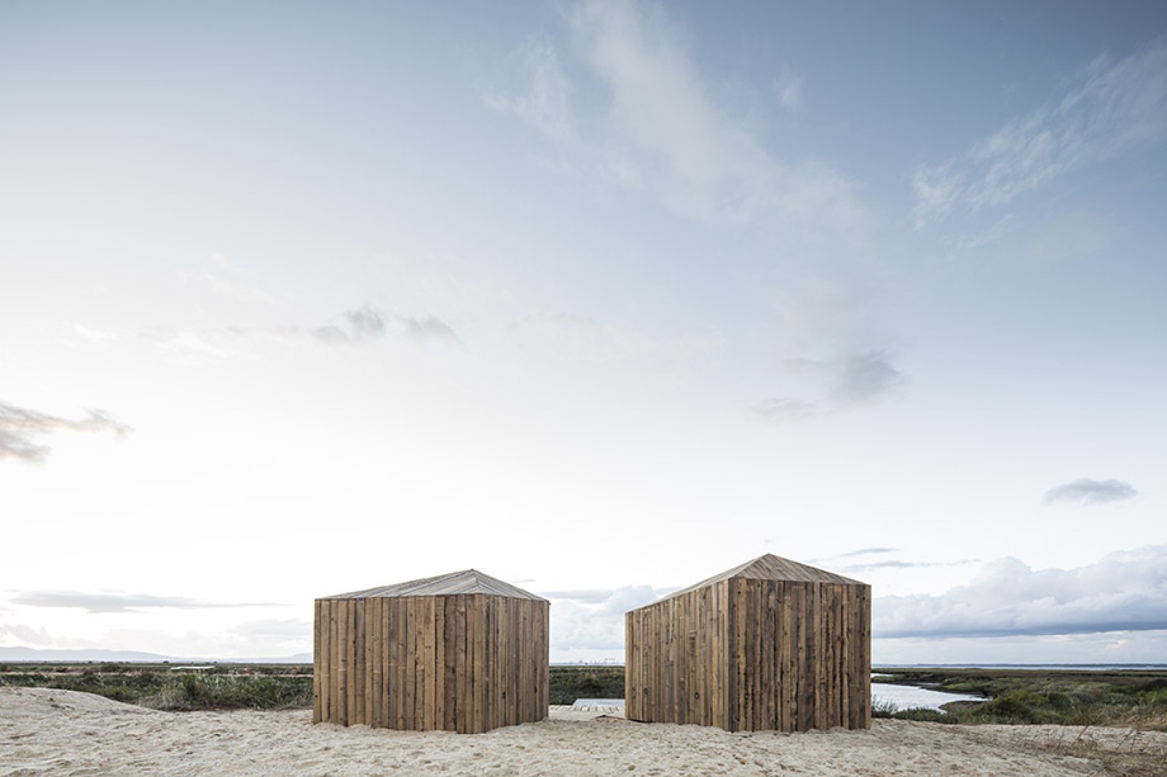 Exterior view. Cabanas no Rio. Aires Mateus. Photography © Nelson Garrido. 