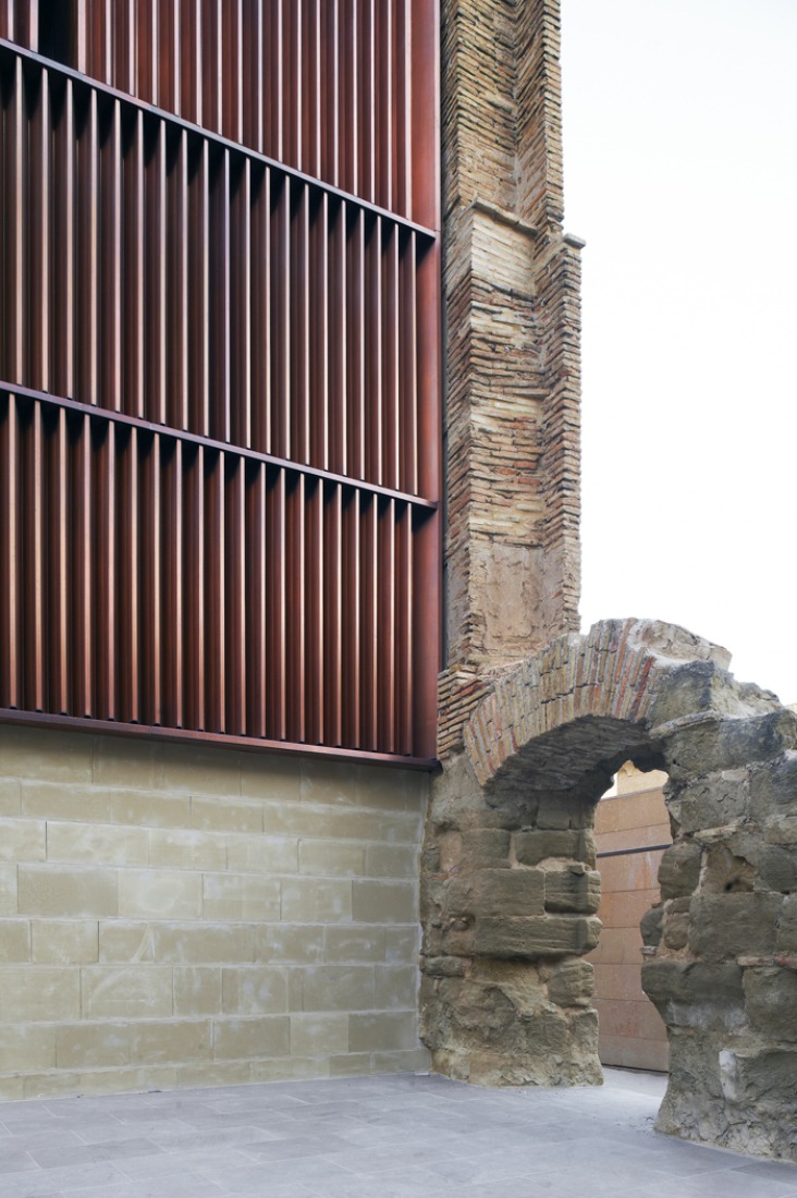 Detail of facade of Rehabilitation of Huesca City Archives. Photography © Iñaki Bergera. Courtesy of ACXT.