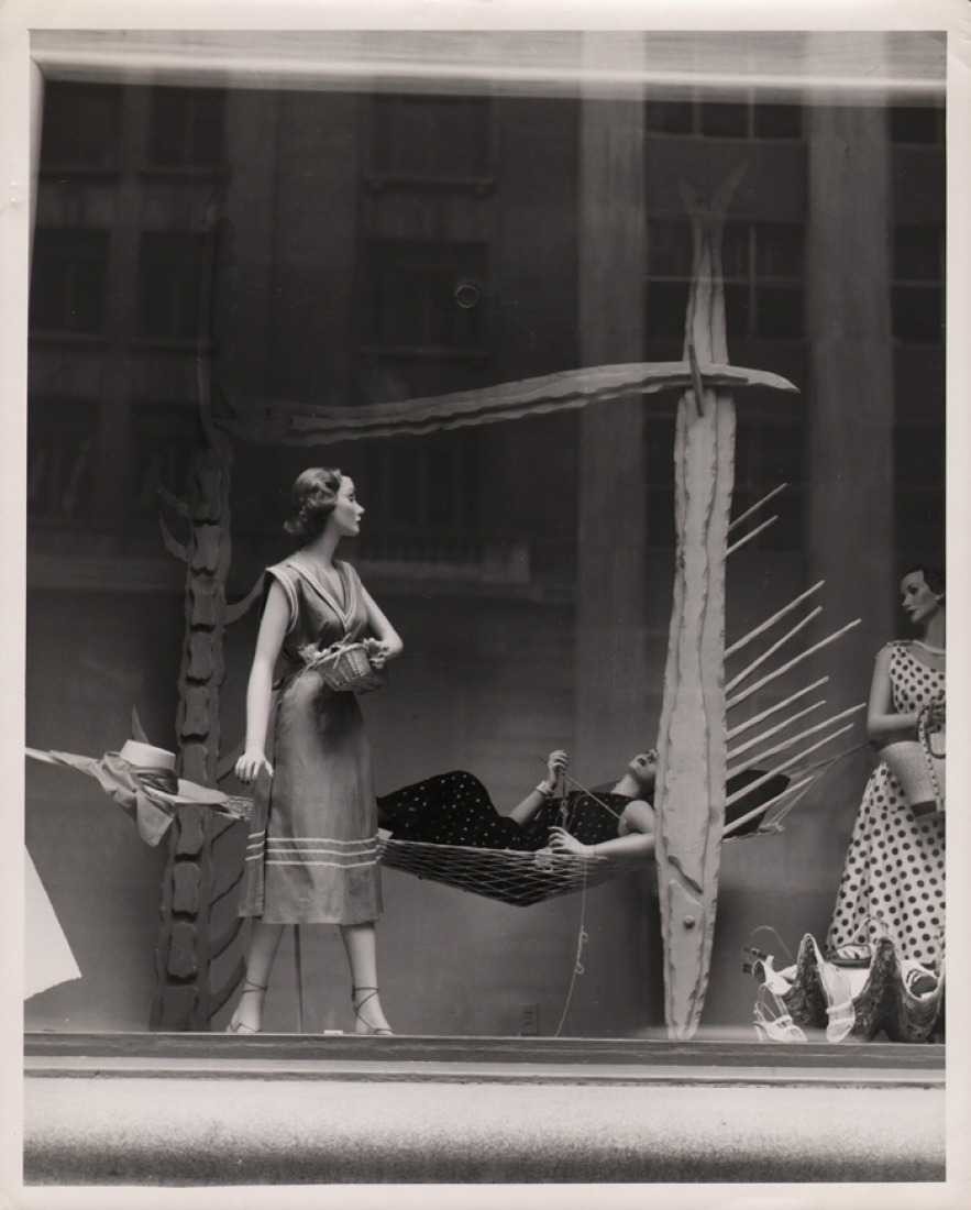 Diseño de escaparate para la casa de modas Saks Fifth Avenue, Nueva York, 1952. Fotografía © Kiesler-Stiftung, Wien. Cortesía de La Casa Encendida.