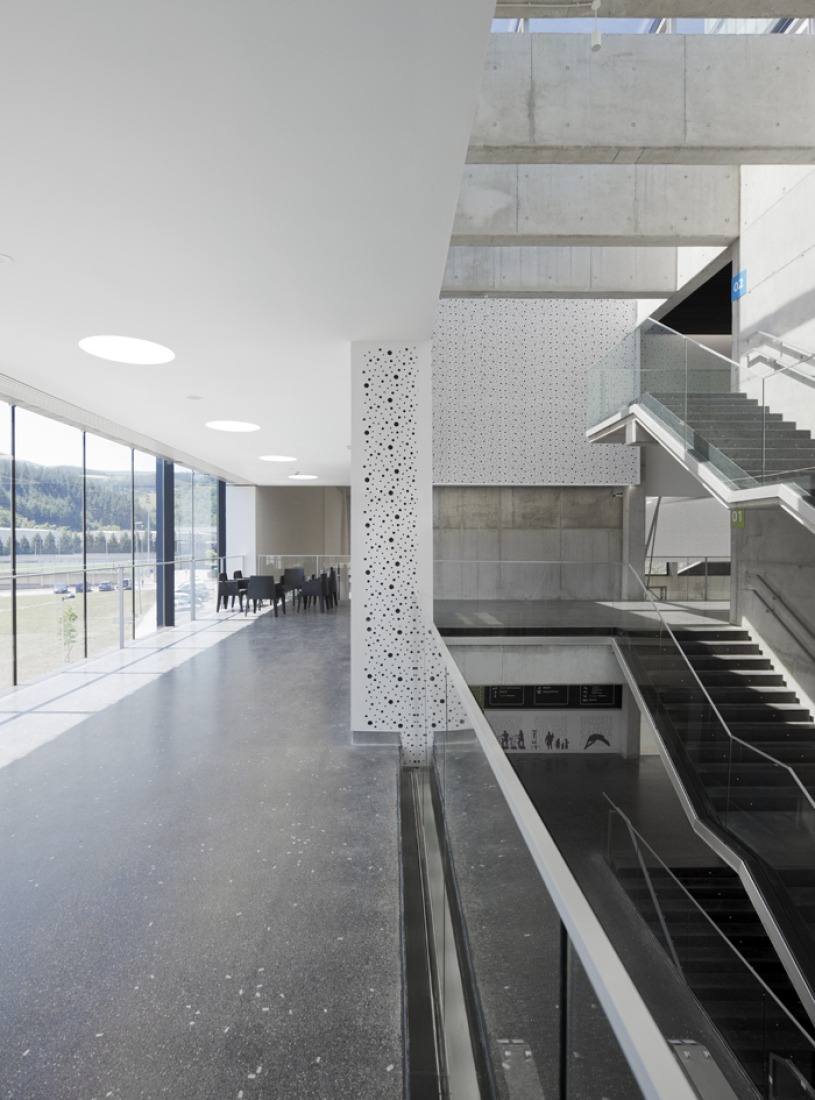 Interior view of Ibarra Sports Center by Asier Acuriola and Fernando Bajo. Photography © Aitor Ortiz.