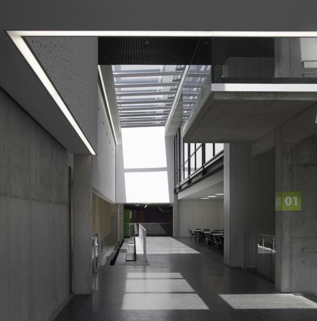 Interior view of Ibarra Sports Center by Asier Acuriola and Fernando Bajo. Photography © Aitor Ortiz. 