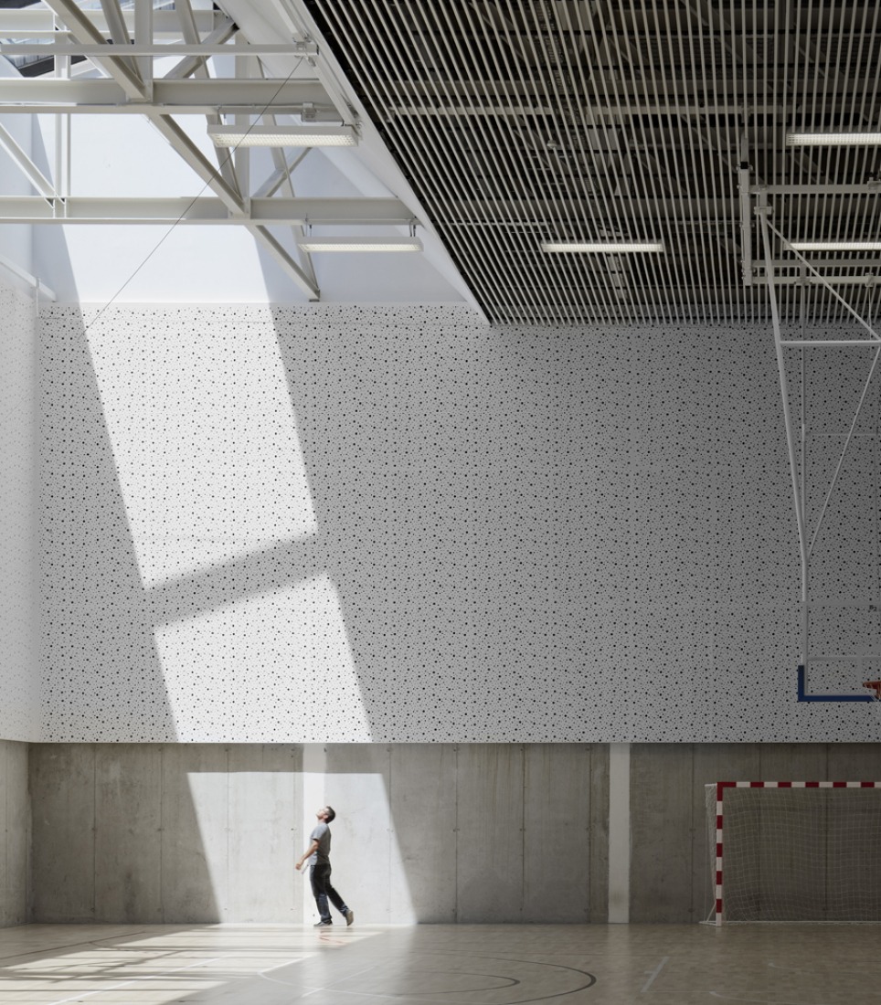 Interior view of Ibarra Sports Center by Asier Acuriola and Fernando Bajo. Photography © Aitor Ortiz. 