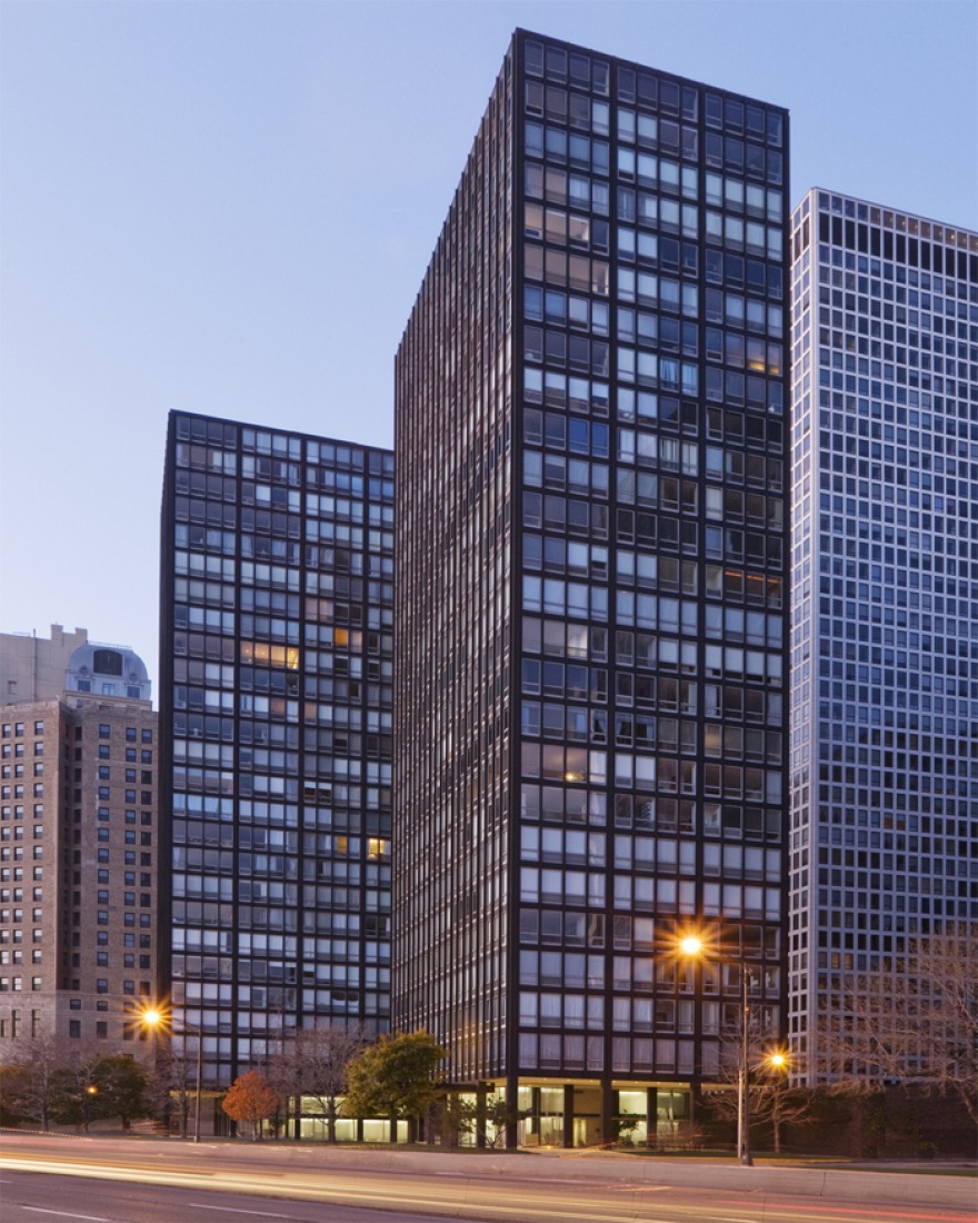 Vista nocturna, Restauración de Mies van der Rohe: Apartamentos 860-880 de Lake Shore Drive por Krueck and Sexton Architects. Fotografía © Bill Zbaren.