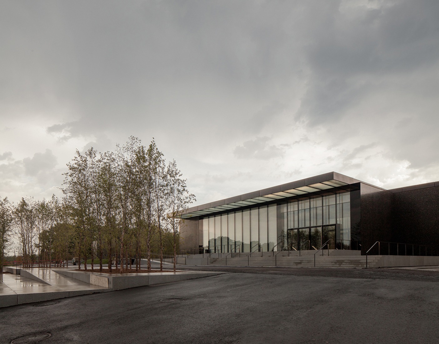 North facade of the new East Building seen from Fine Arts Drive. Image courtesy of the Saint Louis Art Museum. Photography © Simon Menges.