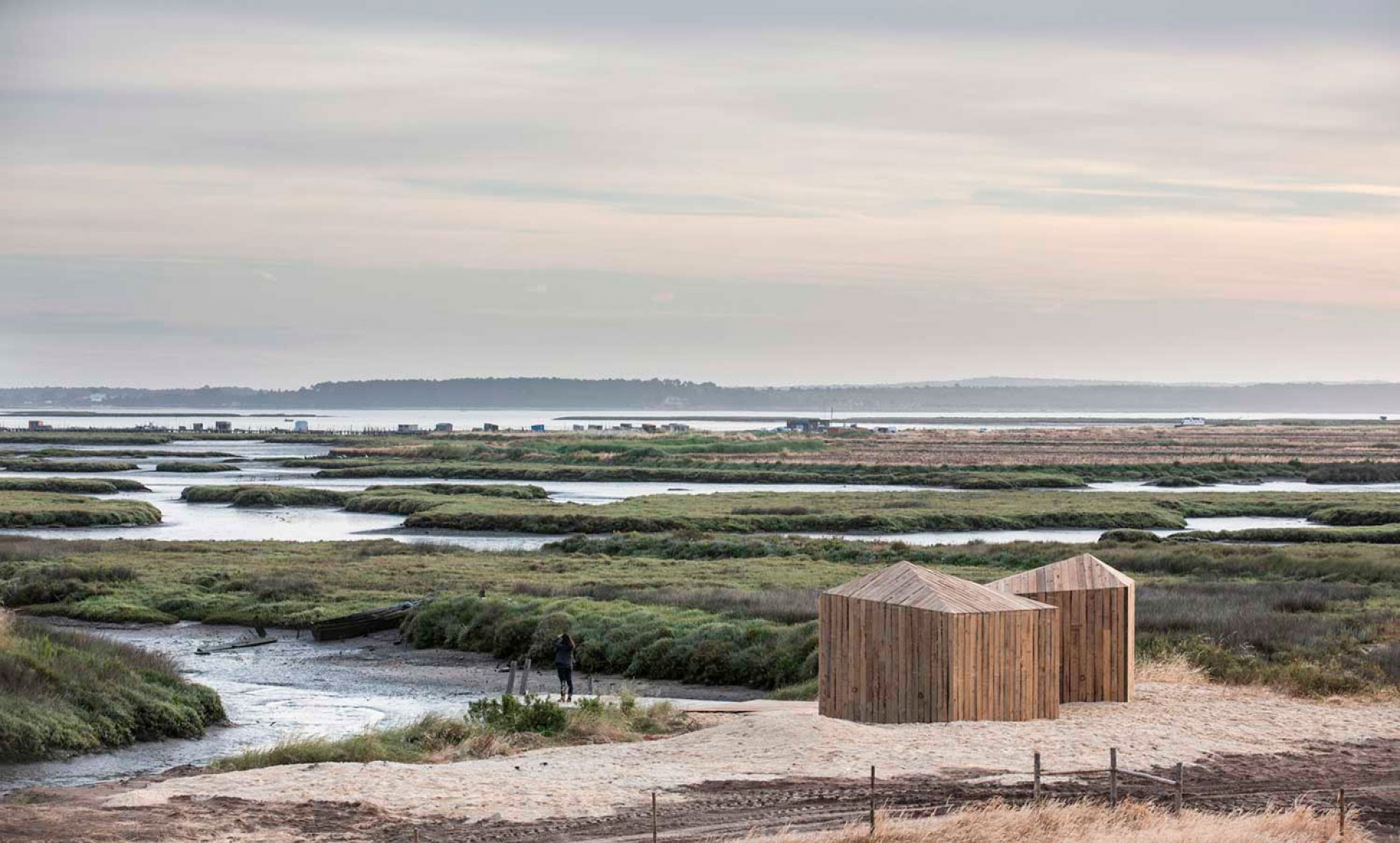 Exterior view. Cabanas no Rio. Aires Mateus. Photography © Nelson Garrido. 