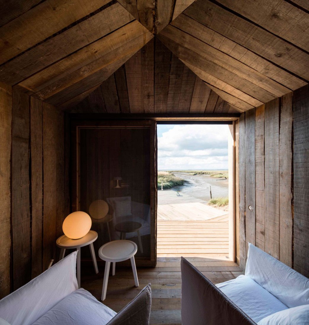 Interior view. Cabanas no Rio. Aires Mateus. Photography © Nelson Garrido.