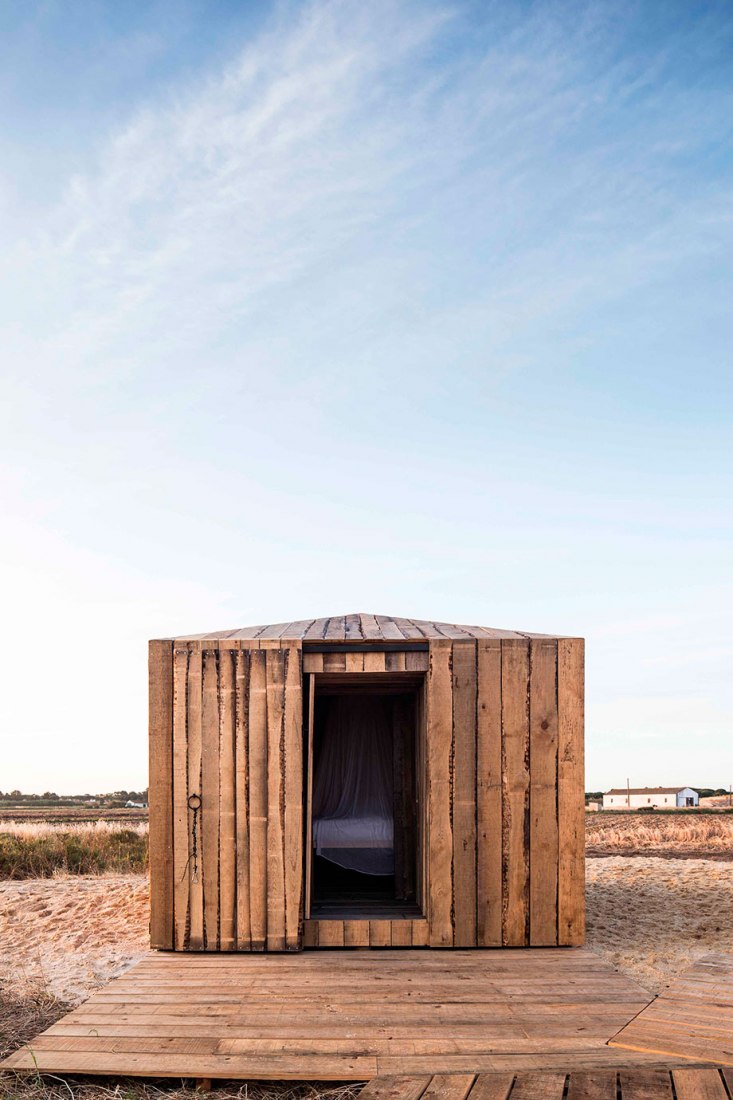 Interior view from outside. Cabanas no Rio. Aires Mateus. Photography © Nelson Garrido. 