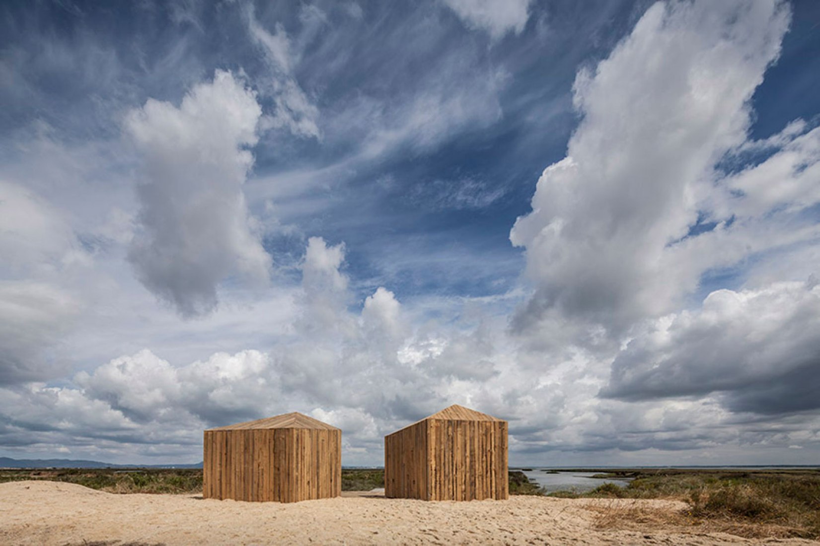 Exterior view. Cabanas no Rio. Aires Mateus. Photography © Nelson Garrido. 