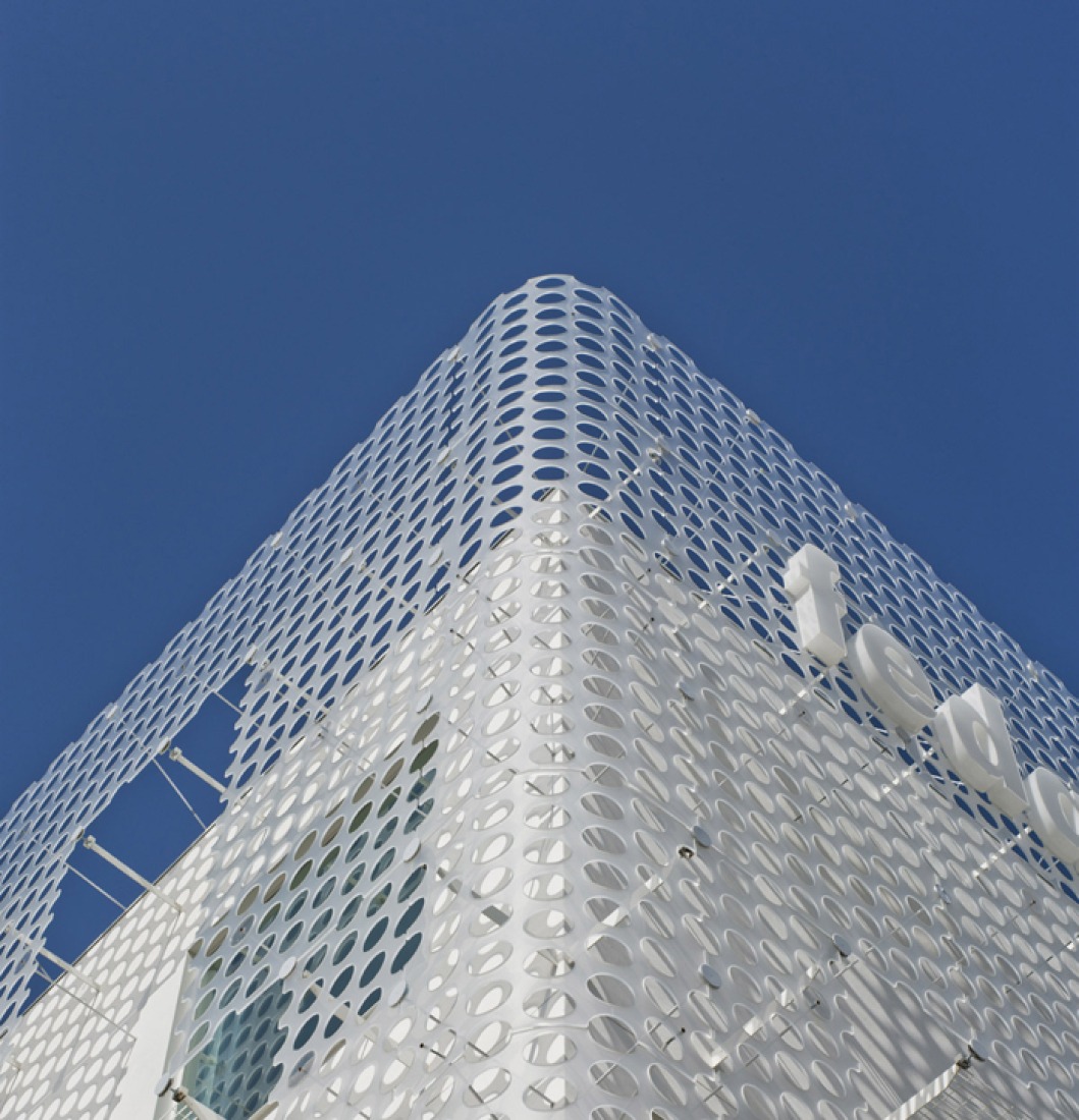 Corner detail. FEDA Confederation of Employers of Albacete Headquarters by COR & asociados. Photography © David Frutos.