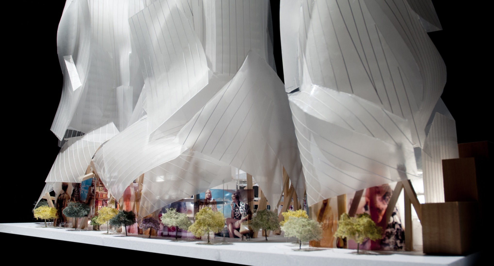 Mirando hacia el noroeste, detalle del desarrollo de la David Mirvish Frank Gehry de King Street West en Toronto, imagen cortesía de Gehry and Partners.