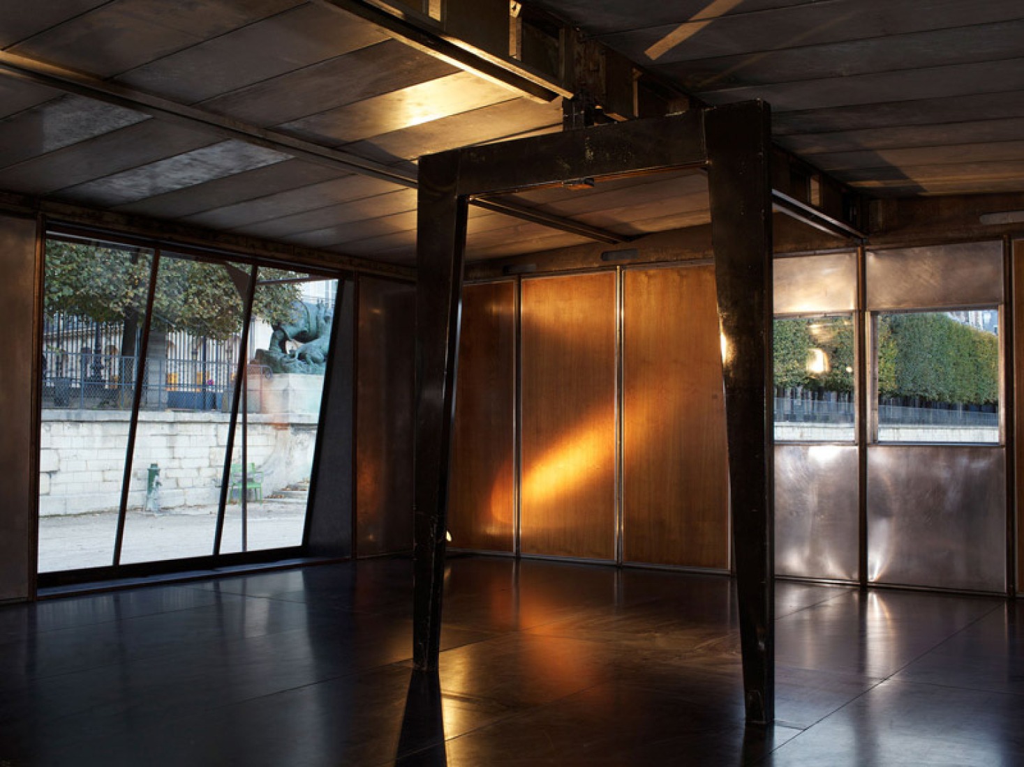Interior. Jean Prouvé (1949). Casa de aluminio Métropole, 8X12 m. © Produción de Galerie Patrick Seguin.