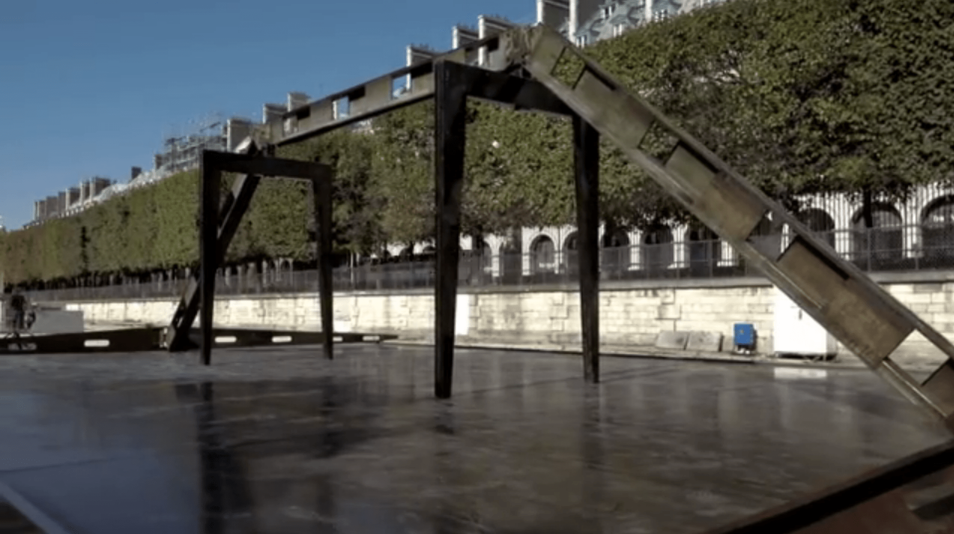 En construcción. Imagen de vídeo. Jean Prouvé (1949). Casa de aluminio Métropole, 8X12 m. © Produción de Galerie Patrick Seguin.