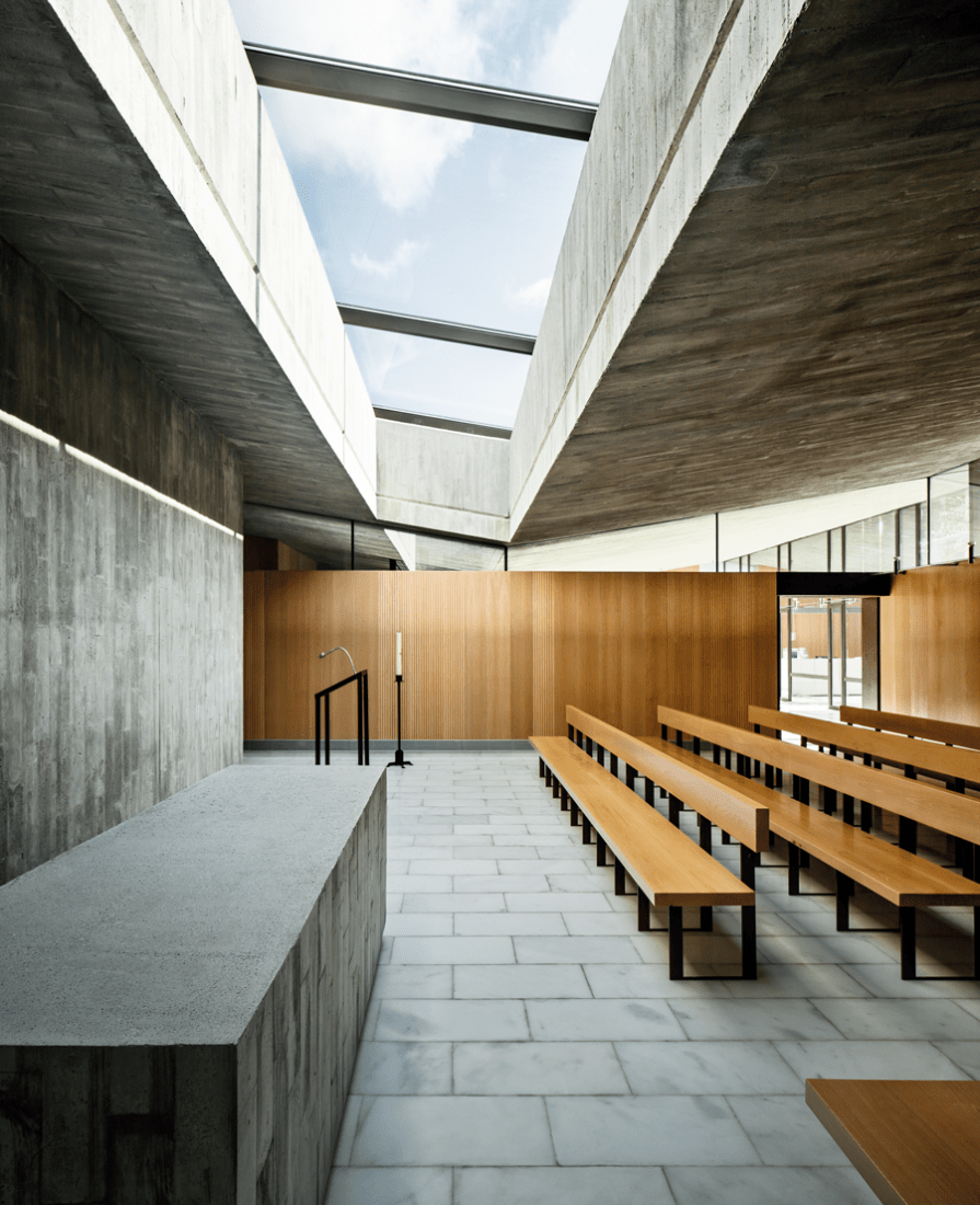 Capilla. Tanatorio en el cementerio de Sant Joan Despí, por Batlle i Roig arquitectes. Fotografía © Jordi Surroca.