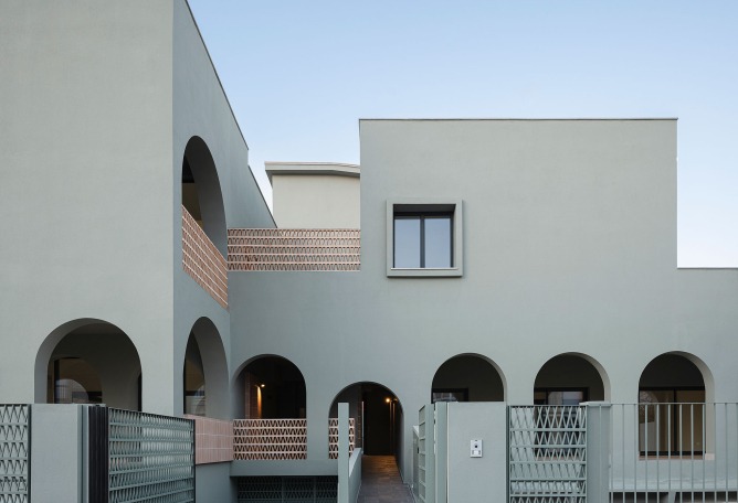 Four homes next to the Desembocadura by Estudio Curtidores. Photograph by Fernando Alda.