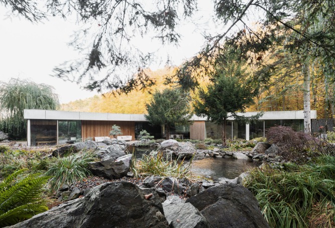 Casa Banánka por Paulíny Hovorka Architects. Fotografía por Matej Hakár.
