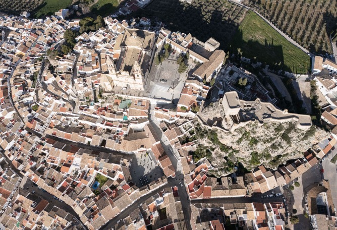 Regeneration of urban spaces in the historic center of Olvera by Estudio Acta. Photograph by Fernando Alda.